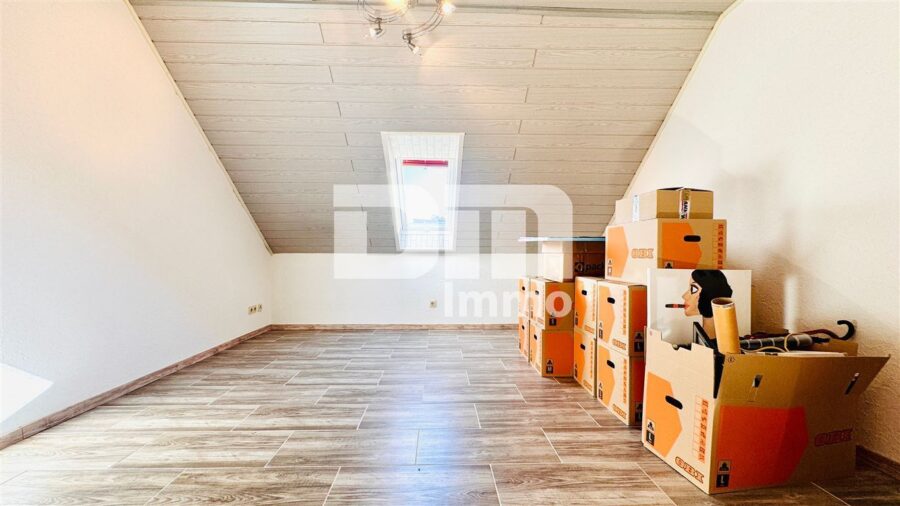 Modernes Ein-/Zweifamilienhaus mit PV Anlage und großer Doppelgarage auf herrlichem Anwesen - WE2 OG / DG Kinderzimmer / Gäste / Büro